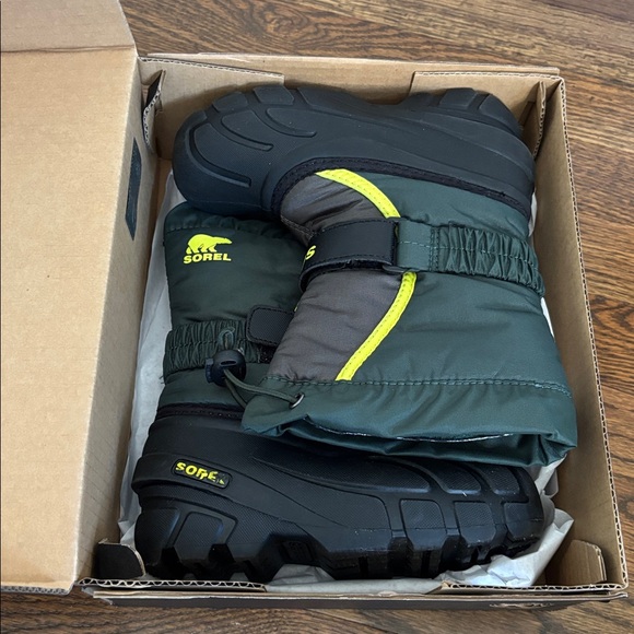 Sorel Black and Dark Green Snow Boots - Picture 7 of 7